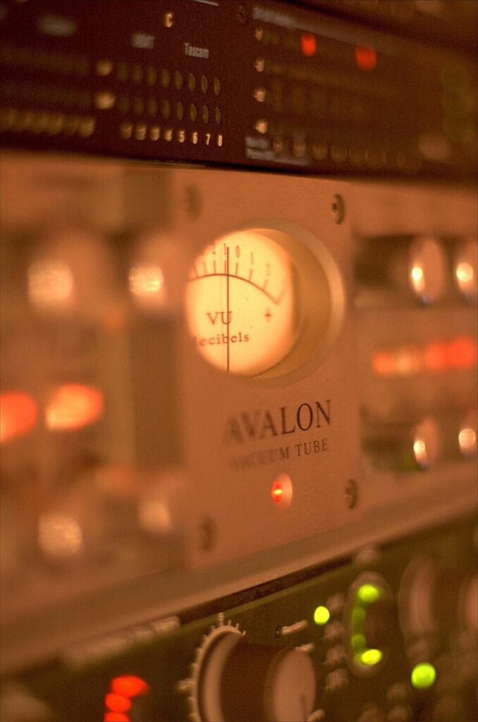 g0e1ff2e1bbf94a714d3f4e392ae8231269240ba2bef8920bad742a2dba35d835b5f846d4be40ad9d11763a6f4b2a6fb1740d6abc42516e53e21b5e20ab93c6a9 1280 4505415 studio, recording, sound, audio, music, equipment